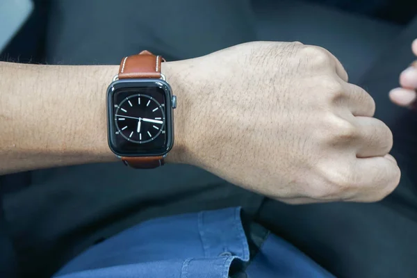 Primer Plano Hombre Negocios Usar Smartwatch Digital Con Banda Cuero —  Fotos de Stock