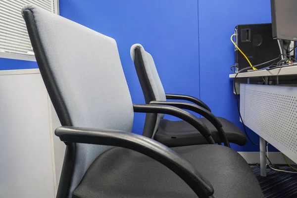 Leere Bürostühle Für Besprechungen Und Interne Diskussionen Arbeitsplatz Schließen — Stockfoto