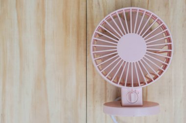 serin sıcaklık için ahşap çerçeve üzerinde sevimli pembe taşınabilir USB fan