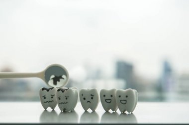 her 6 ayda bir diş hekimi tarafından çürük dişleri kontrol etmek için izole insan ağız sağlığı kavramı