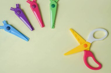 sarı arka planlı kesme aletleri olarak çeşitli renklerde zikzak bıçaklı yakın plan makas