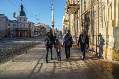 Irkutsk/Rusya-17 Şubat 2019: aile ve yerel insanlar sabah tatillerinde sokak patika üzerinde yürüyebilir