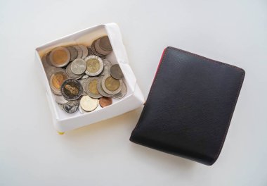 kavramı para tasarrufu - erkek deri cüzdan ile bir kutu içinde izole Tay Baht sikke