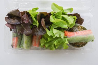 diyet için baharatlı sos ile plastik şeffaf paket içinde sağlıklı sebze salatası rulo üst görünümü