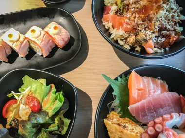 öğle ve akşam yemeği için restoranda Japon gıda ve suşi rulo üst görünümü