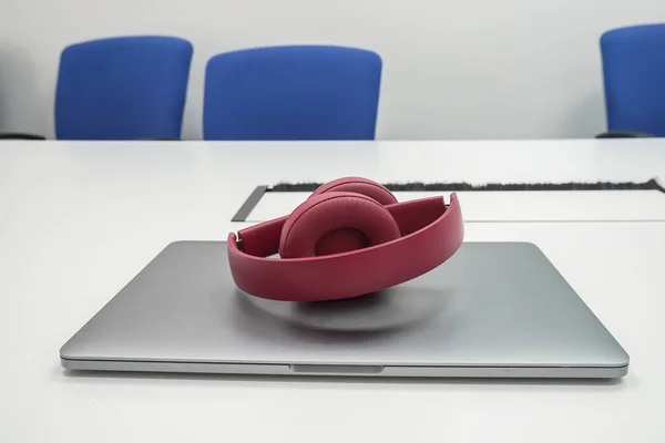 Auriculares Inalámbricos Plegables Lindos Para Mujer Computadora Portátil Lugar Trabajo — Foto de Stock