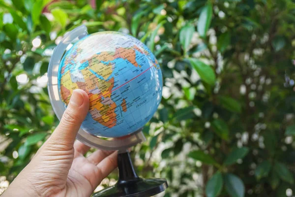 Conceito Ecológico Close People Hold Globe Map Nature Background — Fotografia de Stock