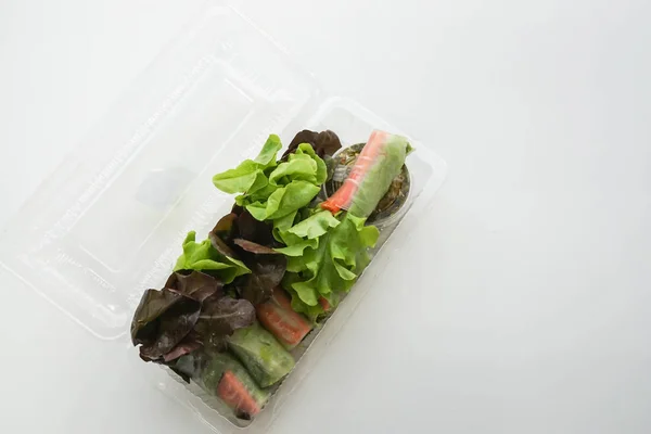 Ensalada Verduras Saludables Con Salsa Picante Mariscos Caja Plástico Para —  Fotos de Stock