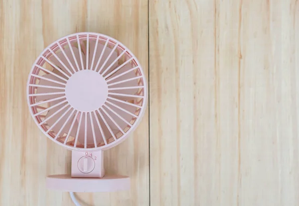 Serin Sıcaklık Için Ahşap Çerçeve Üzerinde Taşınabilir Usb Fan — Stok fotoğraf