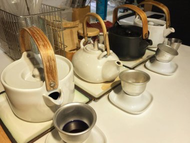 süt çay dükkanında lehine sıcak çay ile seramik çaydanlık yakın