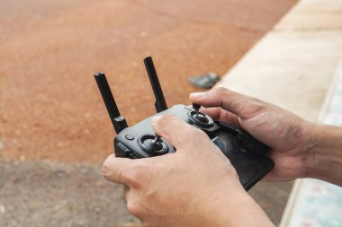 yakın adam hobi olarak evde akıllı telefon ile uzaktan kumanda joystick tarafından Drone oynamak