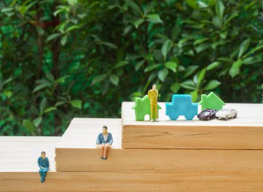 ülkede başarılı zengin ve yoksul işsiz insanlar arasında karşılaştırma toplumda fark