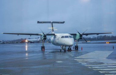 Oslo / Norveç - 30 Kasım 2018: Wideroe Pervane uçağı Lofoten Adaları'na gitmek üzere pistte