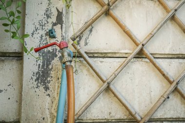 sulama tesisleri için ev bahçesinde kauçuk tüp ile eski vintage su musluk