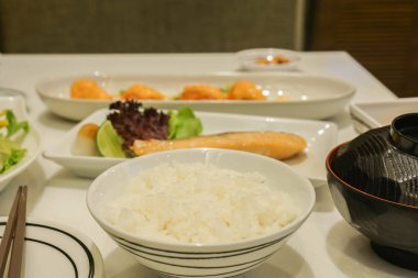 restoranda öğle yemeği için ızgara somon ile beyaz Japon pirinç seçici odak