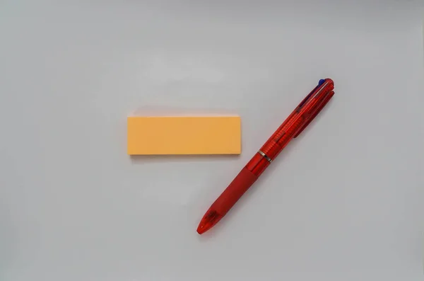 Изолированная Многоцветная Ручка Липкой Запиской Напоминания — стоковое фото