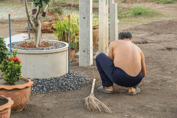 Orang Tua Tanpa Kemeja Untuk Berkebun Rumah Pada Hari Libur — Stok Foto