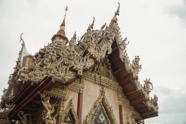 Nakhonpathom / Tayland - 3 Temmuz 2019: Budist saygı için güzel Srisathong tapınağını kapatın