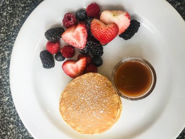 karamel sos ve çilek ile taze tatlı gözleme üst görünümü