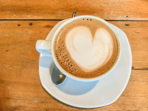 Hjärta Form Latte Art Varm Kaffekopp Träbord Café — Stockfoto