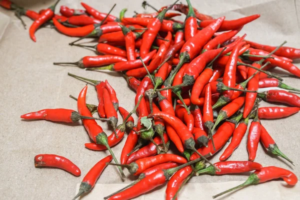 yemek pişirmek için mutfakta kırmızı sıcak biber