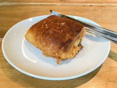 kahvaltı için beyaz tabakta pişmiş beyaz çikolatalı puf