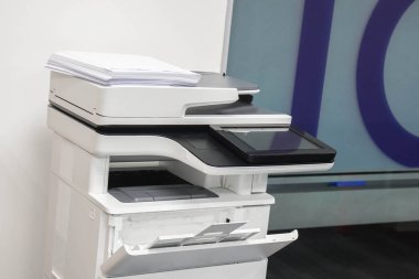 işyerinde belgeleri tarama ve yazdırmada kullanılmak üzere beyaz kağıt yığınına sahip çok fonksiyonlu ofis lazer yazıcısı