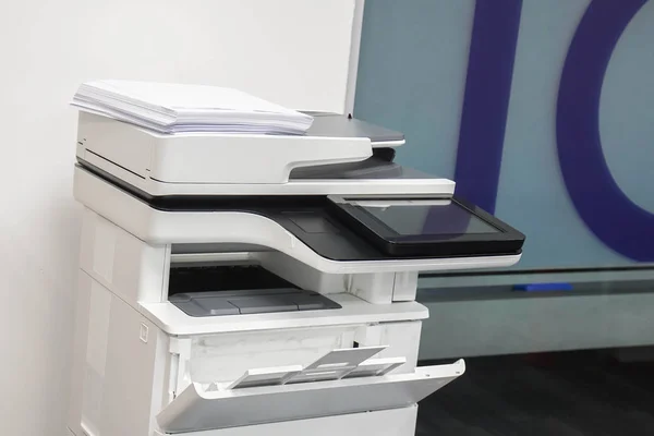 işyerinde belgeleri tarama ve yazdırmada kullanılmak üzere beyaz kağıt yığınına sahip çok fonksiyonlu ofis lazer yazıcısı
