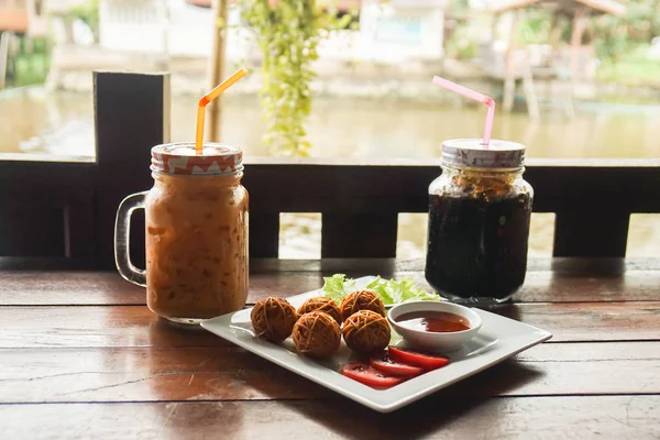 Thailändsk Traditionell Stekt Fläsk Boll Med Nudlar Och Iskalla Drycker — Stockfoto