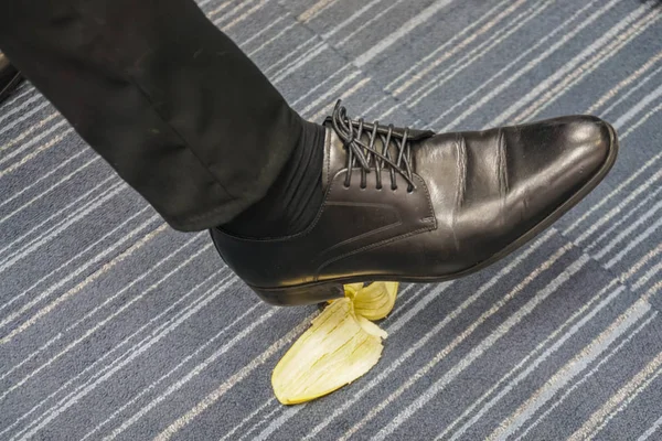 Närbild Man Med Svarta Läderskor Glider Banana Peel — Stockfoto