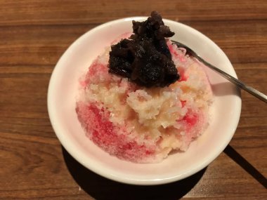 tatlı kırmızı fasulye ile üstüne kırmızı şurubu ile tıraş buz tatlı