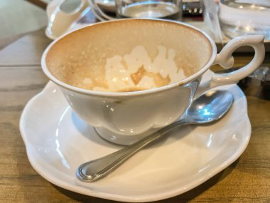 kahve lekeleri ile boş seramik fincan yakın