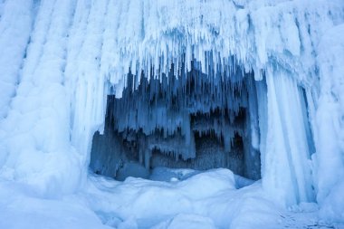 Şubat ayında Baykal Gölü 'nde donmuş buz saçağı mağarası