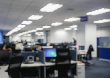 Çalışma saatlerinden sonra ofisin içi bulanık