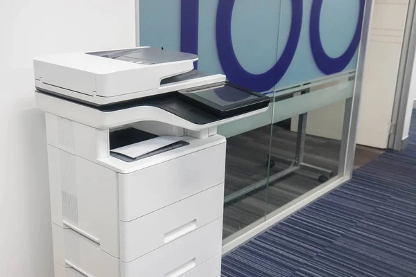 Multifunktionsdrucker Vor Dem Büro Besprechungsraum Für Scan Und Xerox Geschäftsdokumente — Stockfoto