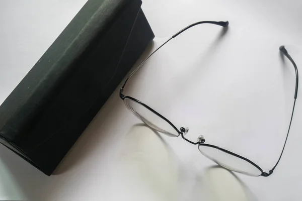 Izolovaný Horní Pohled Brýle Koženým Pouzdrem — Stock fotografie