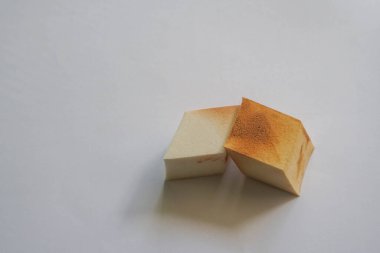 temel için izole edilmiş kirli makyaj süngerleri