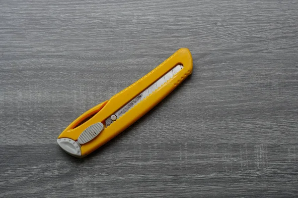 Большой Желтый Нож Столе Резки — стоковое фото