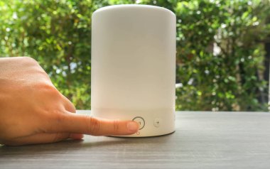 Işıklandırma fonksiyonu olan kablosuz akıllı hoparlörü insanlar kapatır