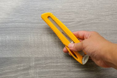 İnsanlar kesim için sarı kesiciyi kullanıyorlar.