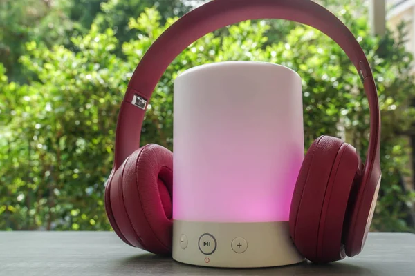Fechar Fone Ouvido Sem Fio Com Uma Função Iluminação Rosa — Fotografia de Stock