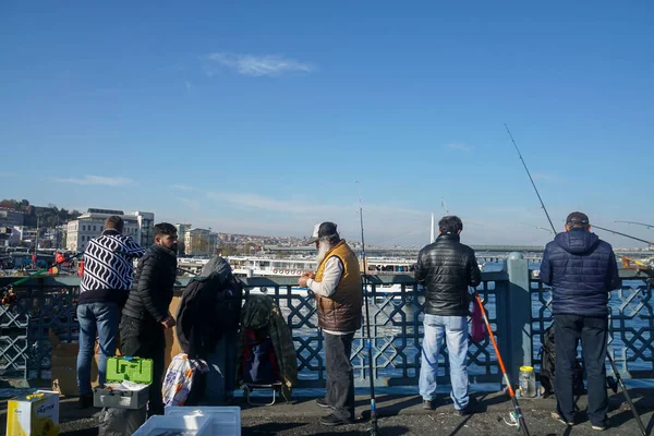Stambuł Turcja Grudnia 2019 Ludzie Żyją Łowienia Ryb Moście Galata — Zdjęcie stockowe