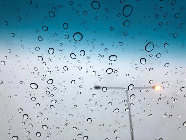 Σταγόνες Βροχής Στην Οροφή Του Αυτοκινήτου Λάμπα Πόλο Στο Φόντο — Φωτογραφία Αρχείου