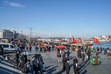İstanbul / Türkiye - 11 Aralık 2019: Deniz kenarındaki Yeni Cami Meydanı 'ndaki insanlar