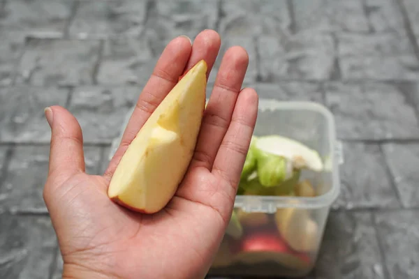 Mujer Mano Sostiene Rodaja Manzana Roja Para Dieta Hora Cena — Foto de Stock