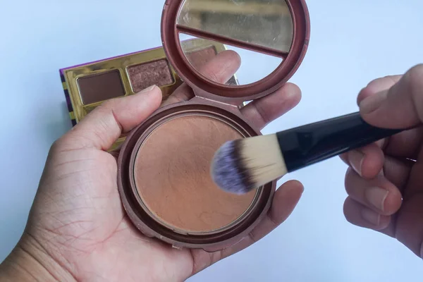 Enfoque Selectivo Bronceador Mano Mujer Para Maquillaje Por Mañana Imagen De Stock