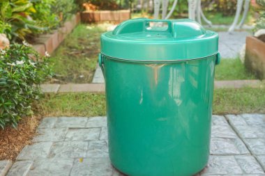 Parkta piknik için yeşil buz kovası