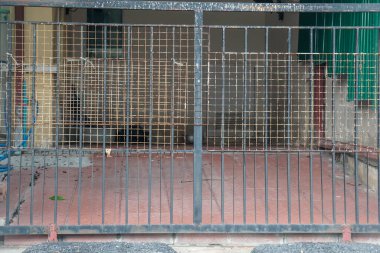 Güvenlik için evdeki çelik çiti kapatın.