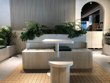 Kafedeki mermer masa ve sandalye.