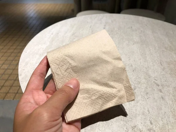 Primer Plano Mujer Mantenga Reciclar Servilleta Papel Mano Para Limpieza —  Fotos de Stock